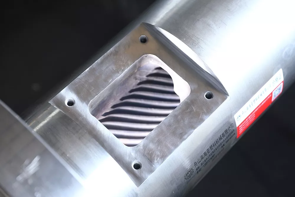 Single screw design for granulation: venting, mixing and recycled feedstock