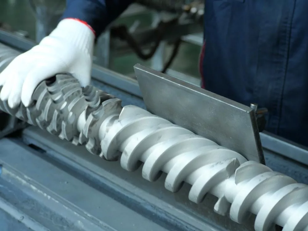 How to clean a single screw extruder without damaging the screw or barrel